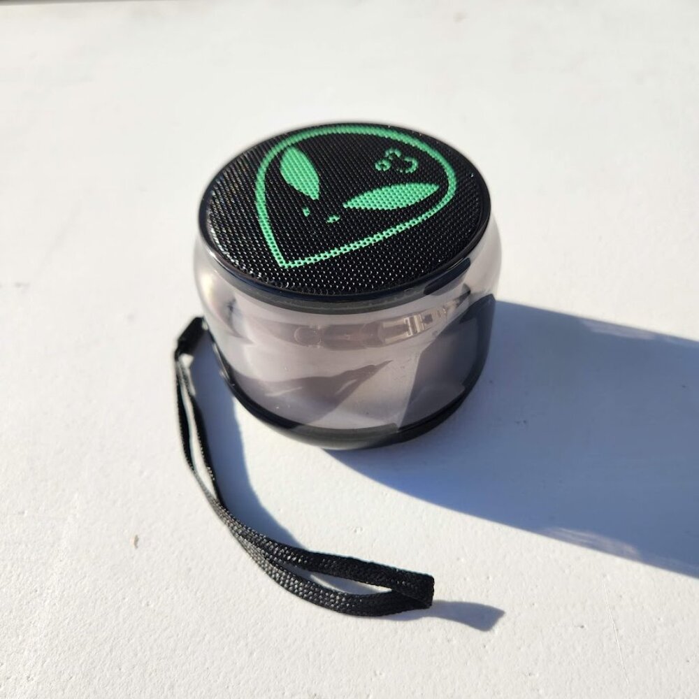 New Alien Bluetooth Portable Speaker LED Lights Rechargeable Battery - Recharges